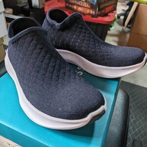 NEW Vessi Slip on in size 7 waterproof
